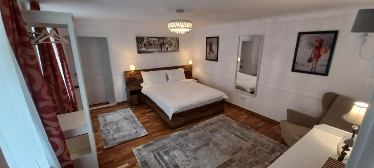 Five Rooms براشوف المظهر الخارجي الصورة